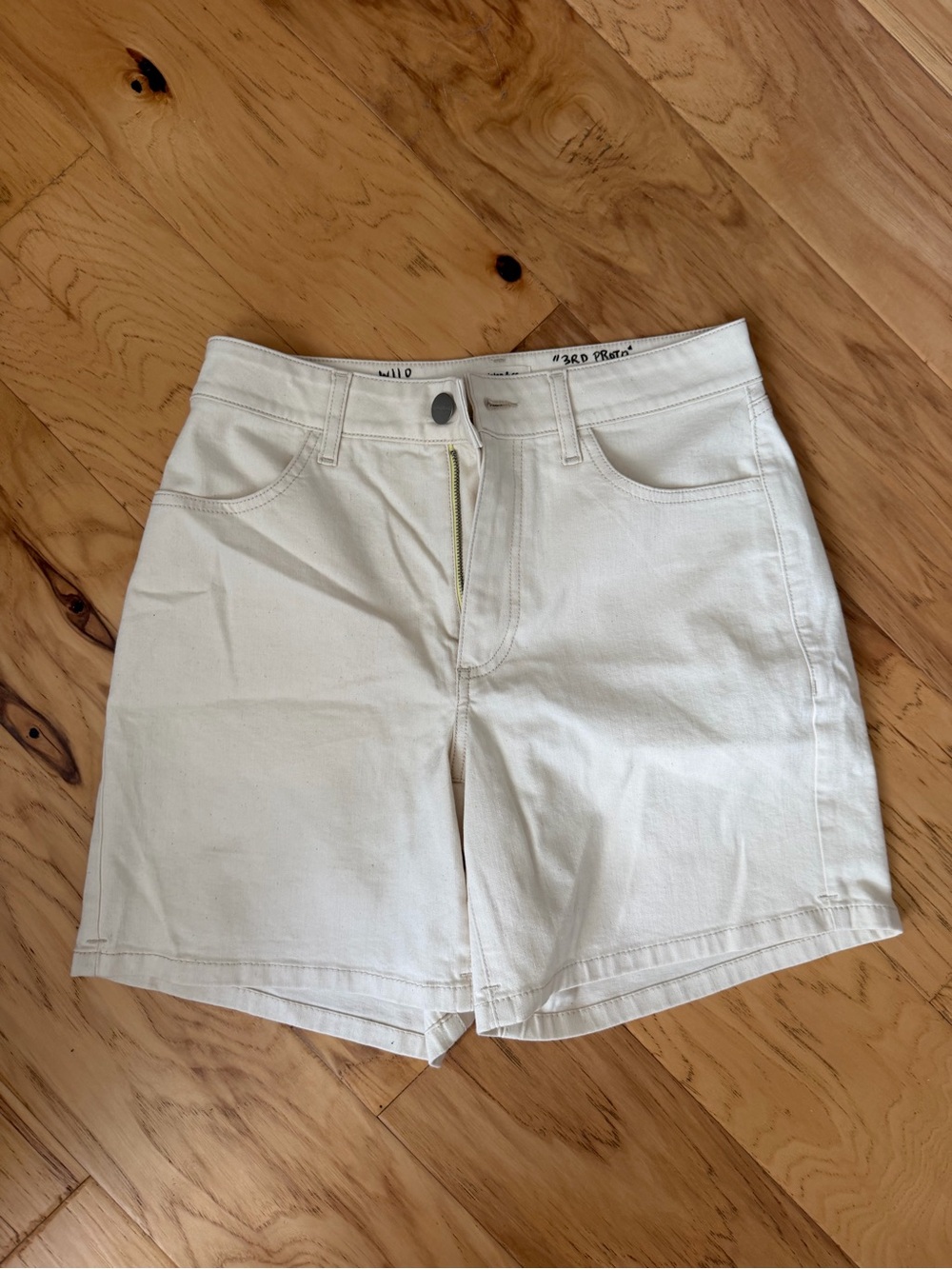High-Waist Cream Denim Shorts - Classic Five-Pocket Style